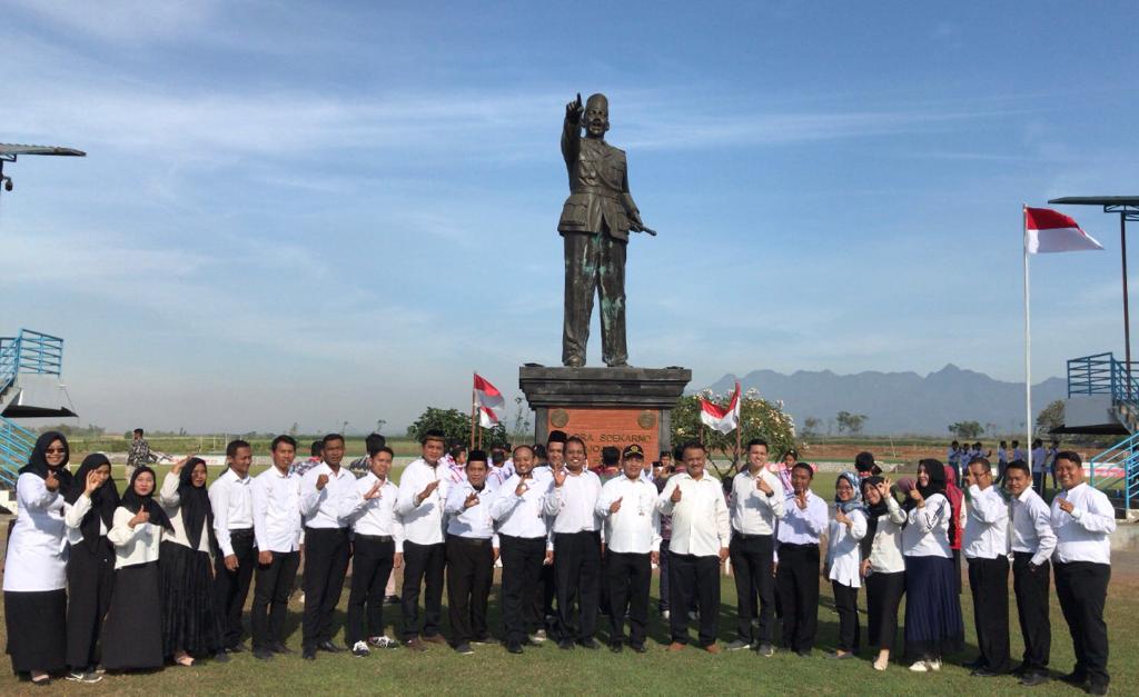 Civitas Akademika Universitas Safin Pati Foto Bersama usai mengikuti upacara bendera dalam rangka HUT Kemerdekaan RI yang ke-78 di Lapangan 1 Gelora Soekarno Trangkil