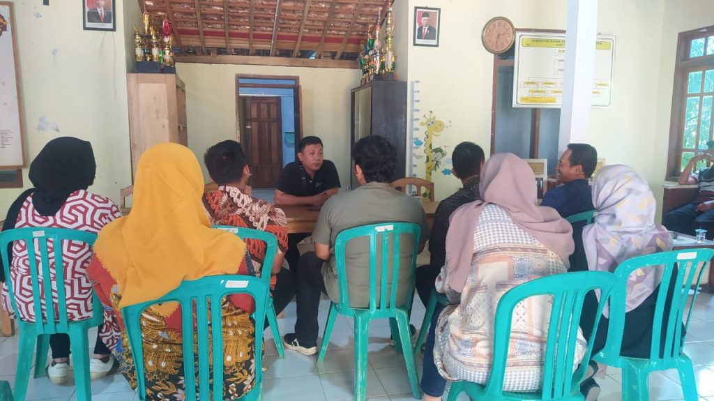 Ketua LPPM bersama dosen Universitas Safin Pati berdialog bersama Nico Setiawan, kepala Desa Jrahi di aula balai desa setempat