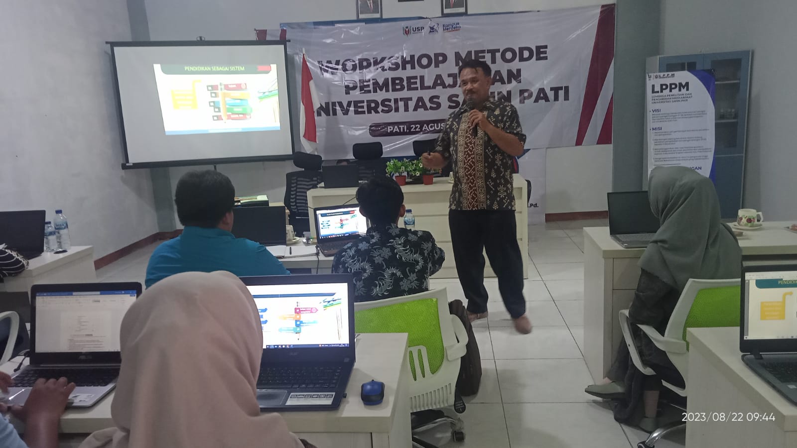 Wakil Rektor I Universitas Safin Pati menjadi pemateri dalam Workshop Metode Pembelajaran